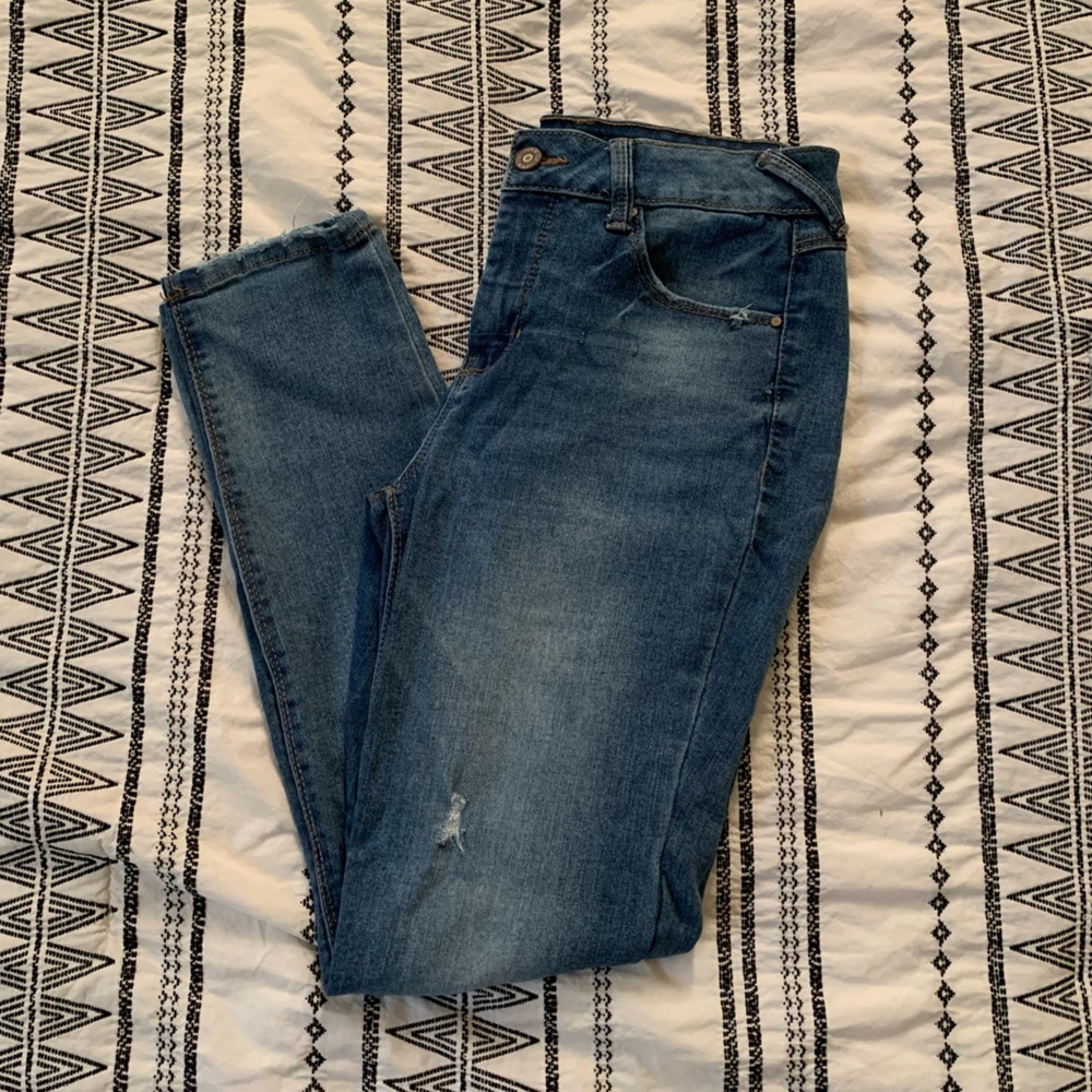 SoundStyle | Blue Distressed Skinny Jeans Size 6